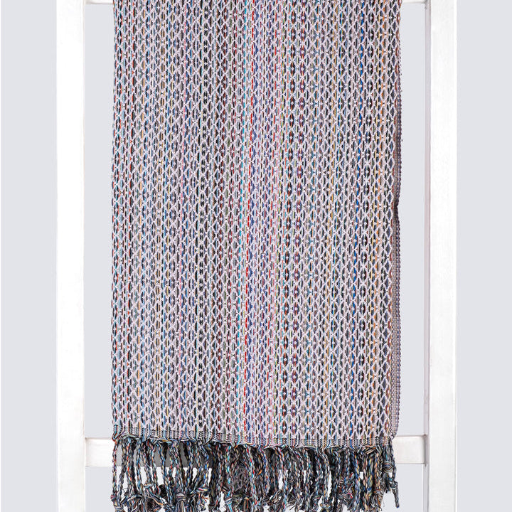 Hochwertiges Hamamtuch Pearla aus 100 % Baumwolle – stilvoll hängend an einer dekorativen Holzleiter. Perfekt für Sauna, Strand, Wellness und Reisen. Leicht, saugfähig und schnelltrocknend.