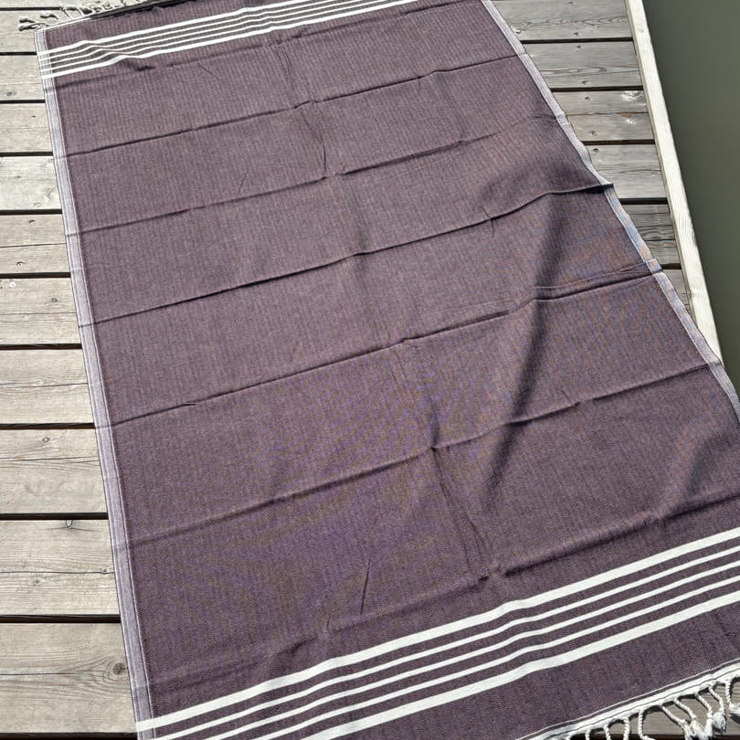 Hamamtuch ALMA – Dein vielseitiges Strandtuch für Sommer in Dunkelbraun -DENIO