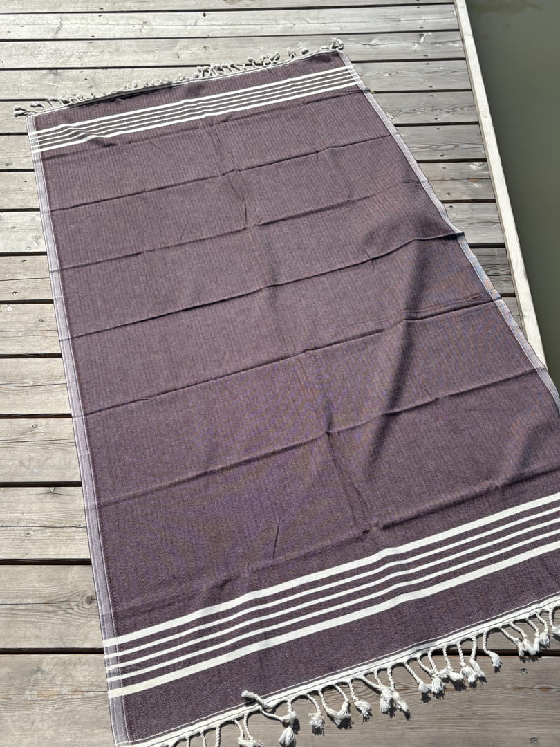 Hamamtuch ALMA – Dein vielseitiges Strandtuch für Sommer in Dunkelbraun -DENIO