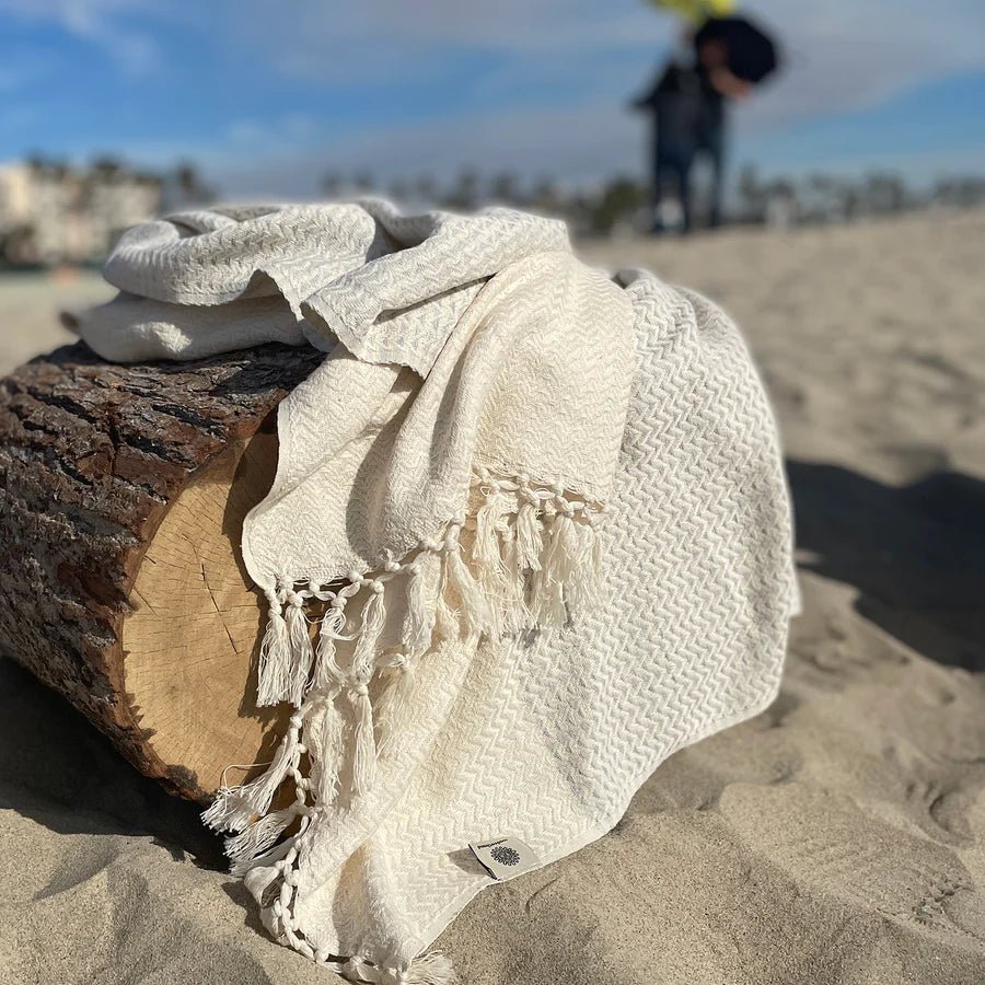 Leichtes Hamamtuch DARIJA in Rauchblau am Strand