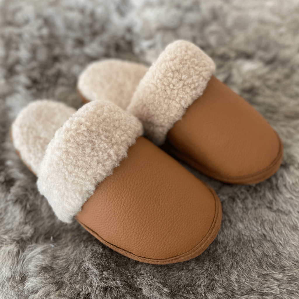 Lammfell - Hausschuhe für Damen in Camel - DENIO