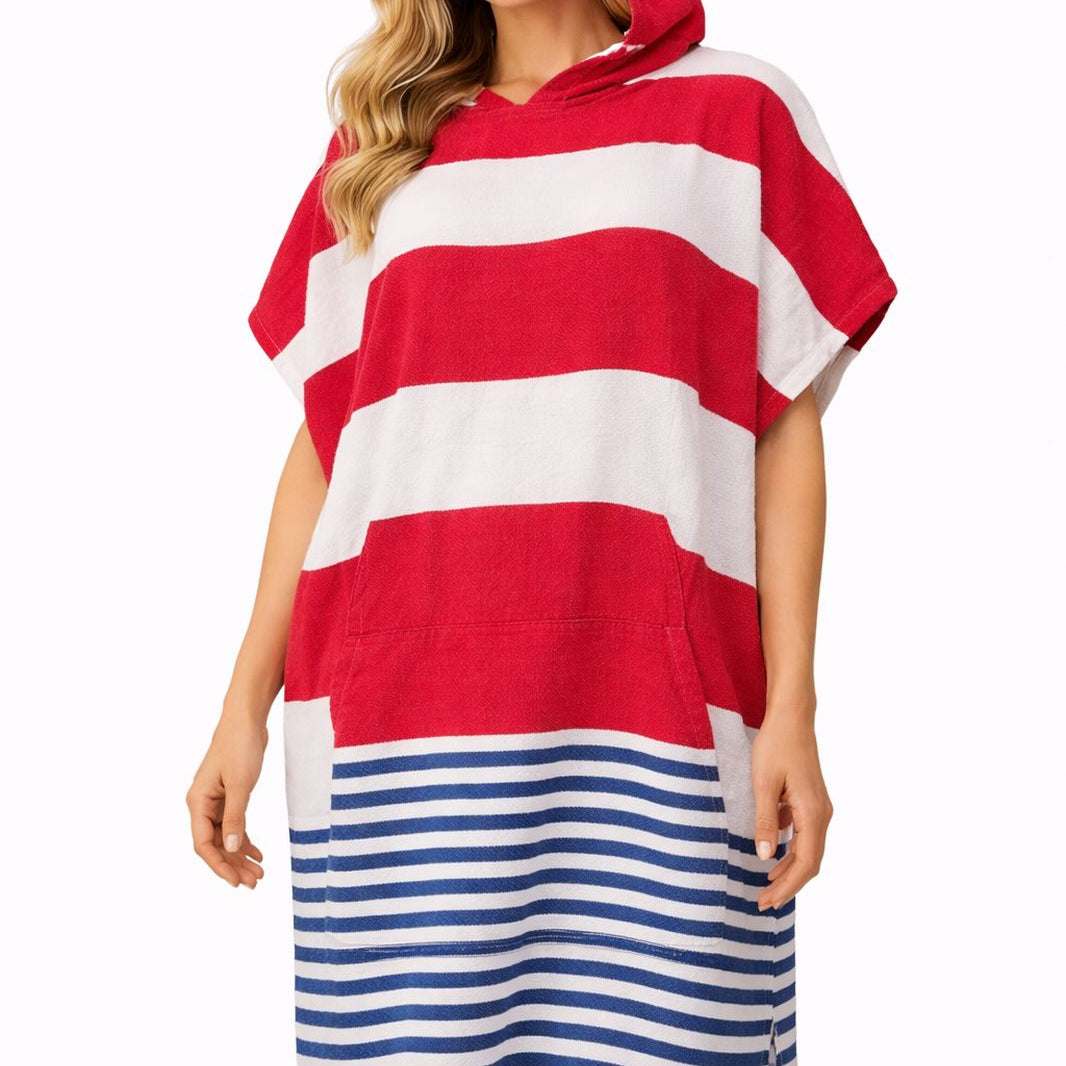 Frau trägt rot-weiß-blau gestreiften DENIO Poncho aus 100% Baumwolle mit Kapuze – leicht, saugfähig und ideal für Strand, Sauna und Wellness.