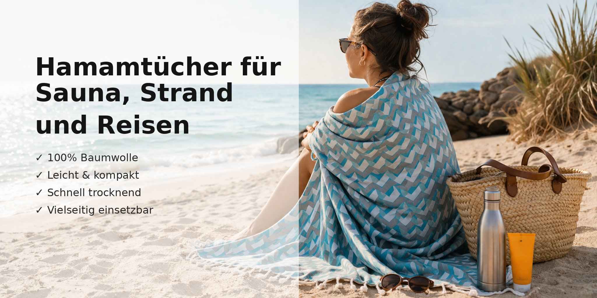Frau am Strand mit Hamamtuch in Türkis-Grau, leichtes Baumwolltuch für Sauna, Reisen und Strand, weich und schnell trocknend.