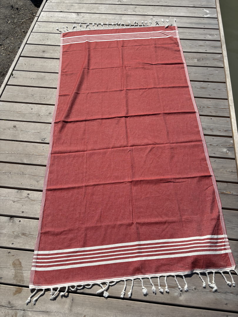 Hamamtuch ALMA – Dein vielseitiges Strandtuch für Sommer in Rot -DENIO