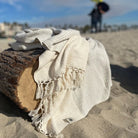 Leichtes Hamamtuch DARIJA in Rauchblau am Strand