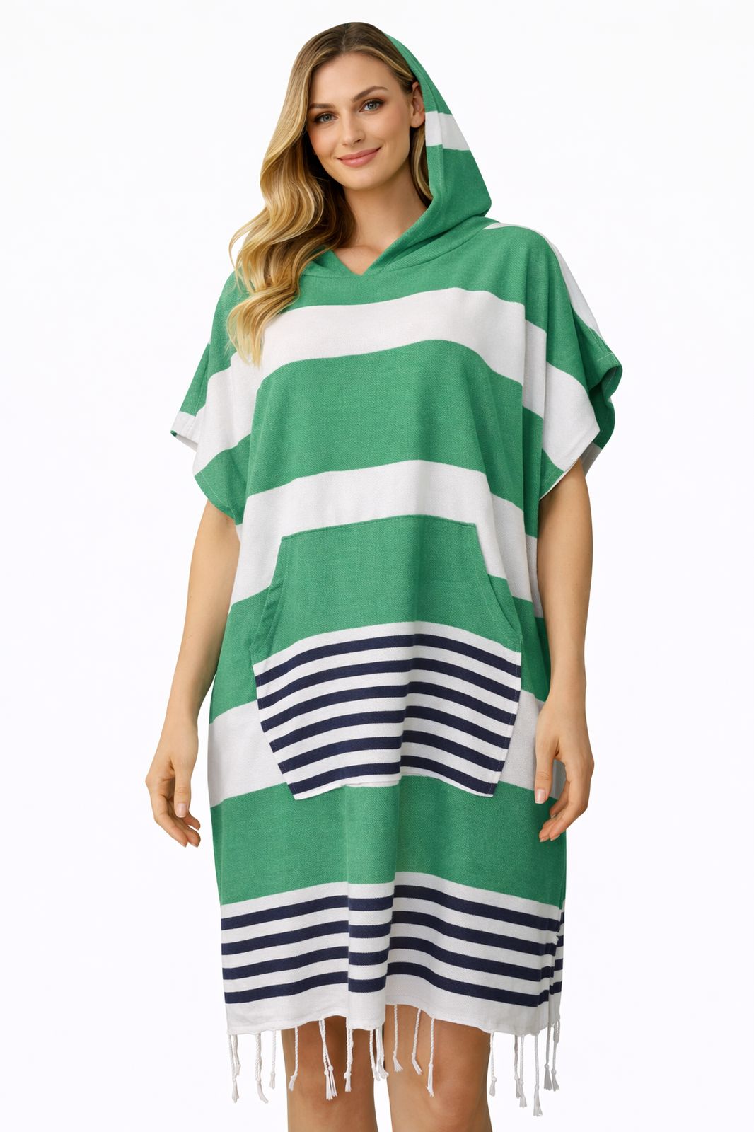 Frau trägt grünen und weiß gestreiften Baumwoll-Poncho mit Kapuze und Fransen vor weißem Hintergrund.
