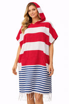 Frau trägt rot-weiß-blau gestreiften DENIO Poncho aus 100% Baumwolle mit Kapuze – leicht, saugfähig und ideal für Strand, Sauna und Wellness.