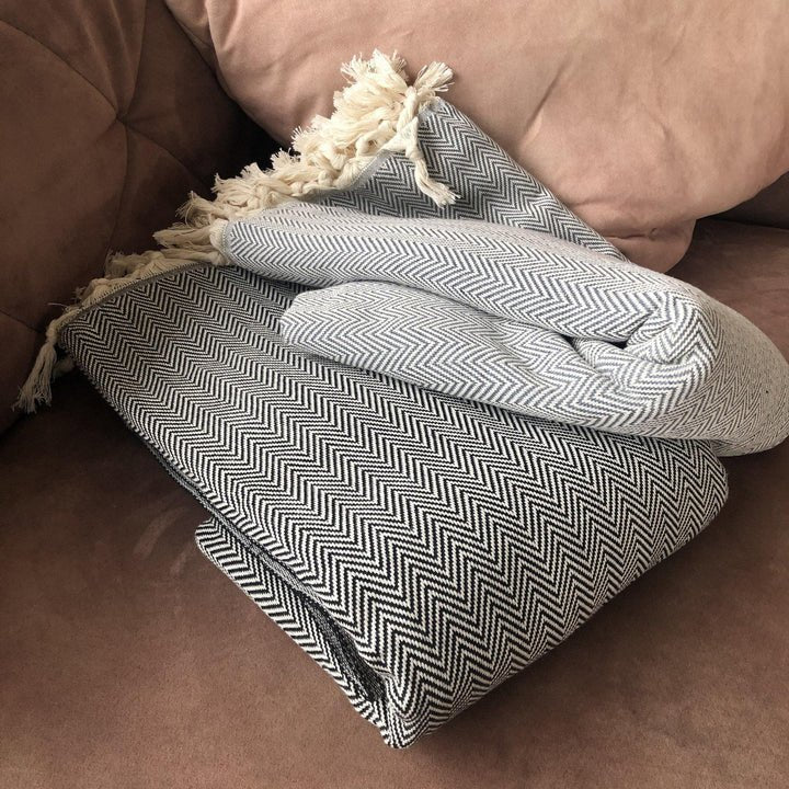 TAGESDECKE MIT FISCHGRÄTMUSTER - DENIO
